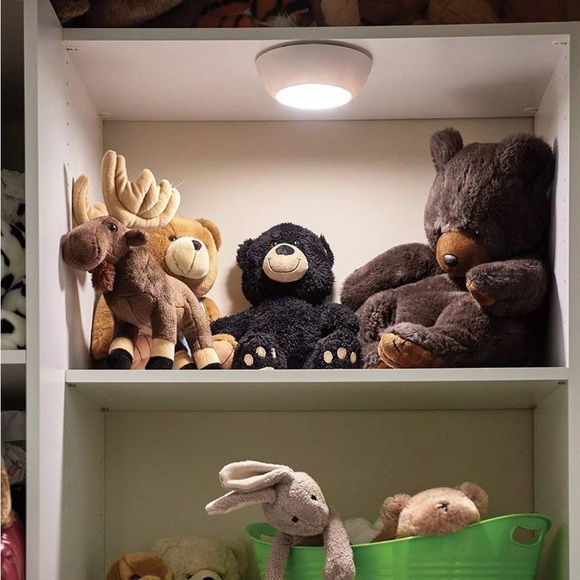 Motion/light activated Ceiling Light Battery Power 300 Lumen - Picture 2 of 3